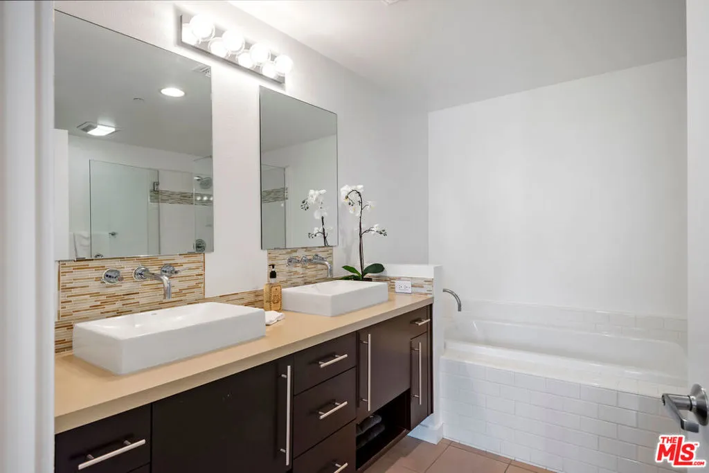 Playa Vista, California 90094, United States, 2 Bedrooms Bedrooms, ,2 BathroomsBathrooms,Residential,Active,202070