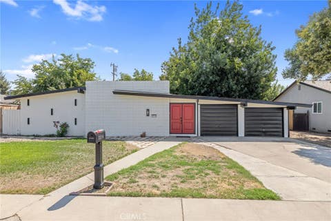 Photo of 2214 S Locust ST, Visalia, CA 93277 (MLS # FR26173376)