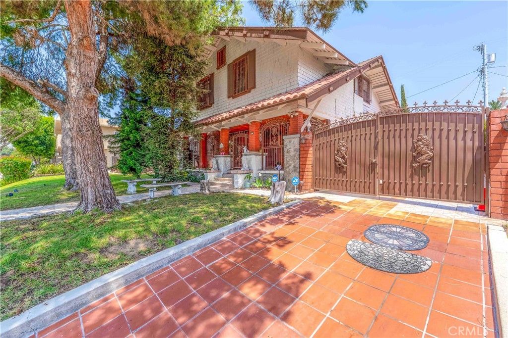 Photo of 128 N St Andrews Place, Los Angeles, CA 90004 (MLS # DW26114870)
