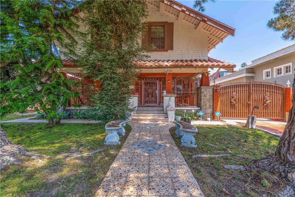 Photo of 128 N St Andrews Place, Los Angeles, CA 90004 (MLS # DW26114870)