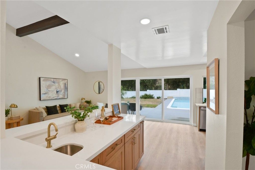 listing image 130724237820128942598