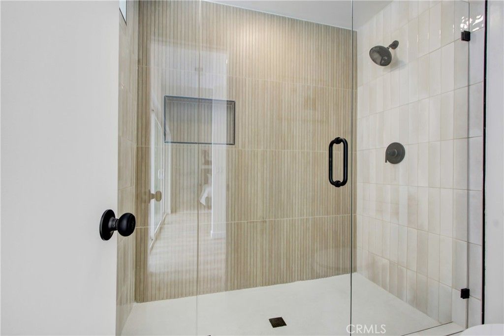 listing image 130720643938782532129