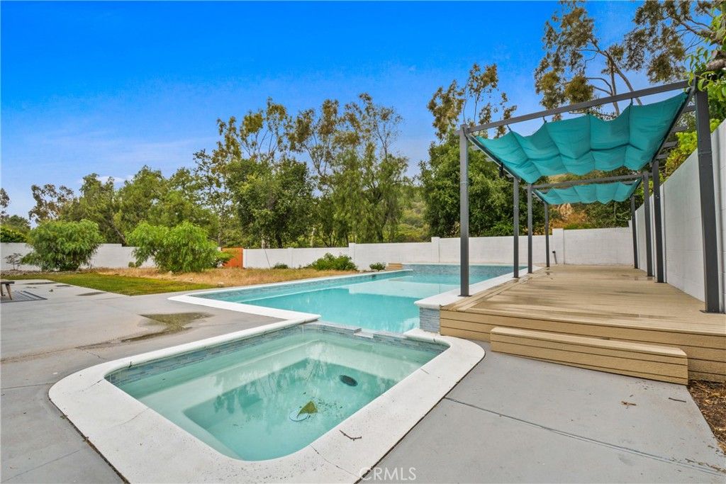 listing image 130722693043112462204