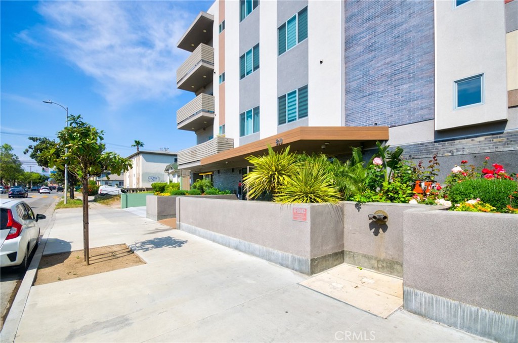 820 S Wilton Place 304
