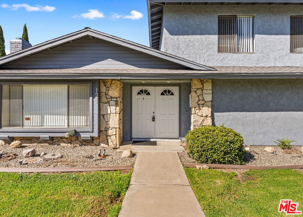 121 Greentree Lane