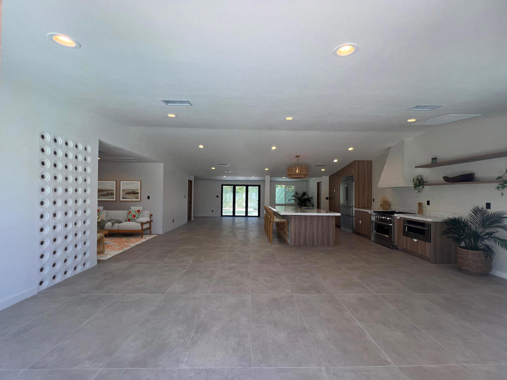 3864 E Cll San Raphael