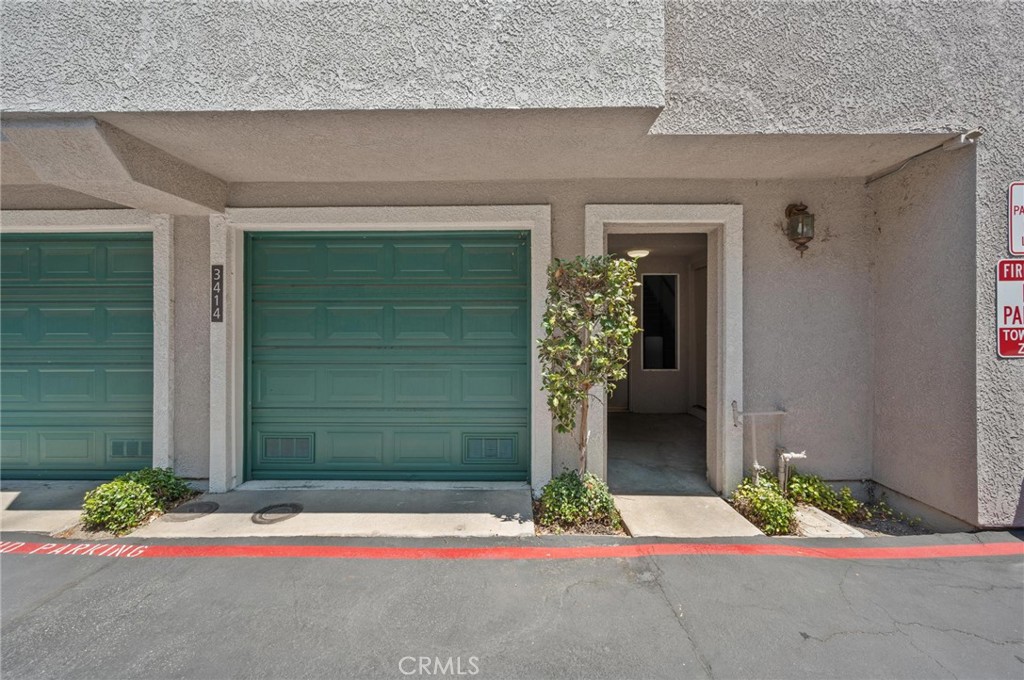 This spacious three-bedroom, two-bath condominium offers 1,180 square feet of comfortable living in a private and serene setting. As a desirable corner unit, it features vaulted ceilings that enhance the sense of space and natural light. The open floor plan provides a smooth flow between living areas, while the primary suite includes its own bathroom and generous closet space.
Recent improvements include double-pane windows, an upgraded heater and A/C unit, water heater, newer bedroom flooring, ceiling fans, and a recently replaced roof, adding to both comfort and long-term value.
A private detached tandem garage offers secure parking, additional storage, and a convenient side room for extra flexibility. The location provides both convenience and peace of mind, with quick access to the freeway for easy commuting while still enjoying the calm atmosphere of Westlake Village.
Nearby amenities include Trader Joe’s, North Ranch Shopping Center, and The Lakes at Thousand Oaks, providing shopping, dining, and entertainment options just minutes away.
With its quiet setting, vaulted ceilings, thoughtful upgrades, and spacious layout, this condominium is an excellent opportunity for those seeking comfort, privacy, and low-maintenance living.