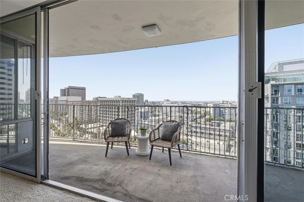 700 E Ocean Boulevard 2002