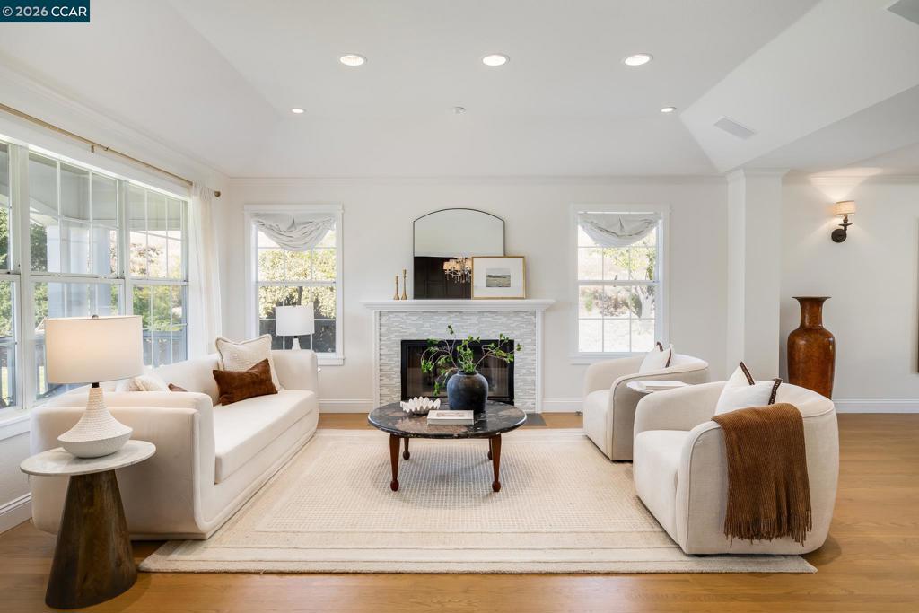 7 Eastward Ln