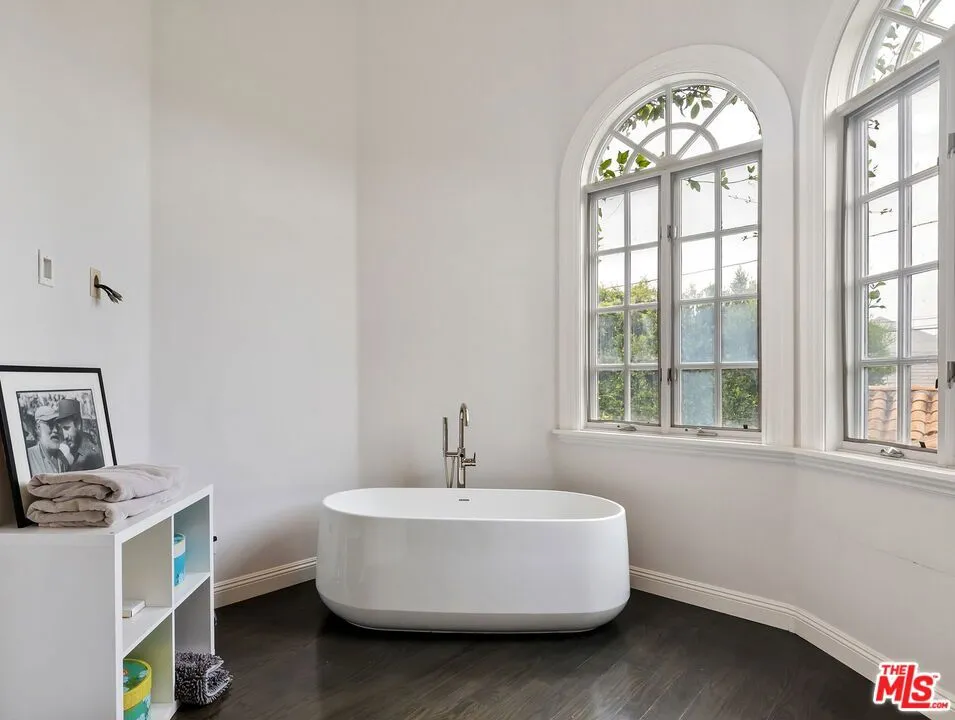 Santa Monica, California 90402, United States, 5 Bedrooms Bedrooms, ,6 BathroomsBathrooms,Residential,Active,219495