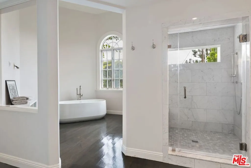 Santa Monica, California 90402, United States, 5 Bedrooms Bedrooms, ,6 BathroomsBathrooms,Residential,Active,219495