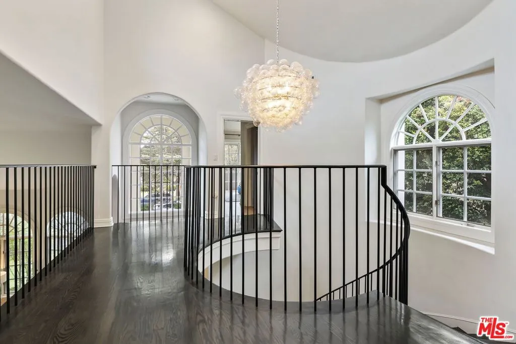 Santa Monica, California 90402, United States, 5 Bedrooms Bedrooms, ,6 BathroomsBathrooms,Residential,Active,219495