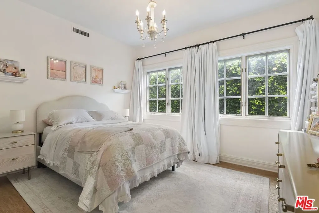 Santa Monica, California 90402, United States, 5 Bedrooms Bedrooms, ,6 BathroomsBathrooms,Residential,Active,219495