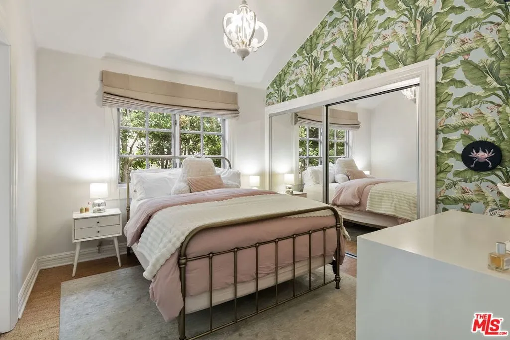 Santa Monica, California 90402, United States, 5 Bedrooms Bedrooms, ,6 BathroomsBathrooms,Residential,Active,219495