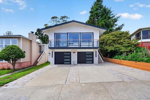 Photo of 659 Parkview Circle, Pacifica, CA 94044 (MLS # ML82045243)