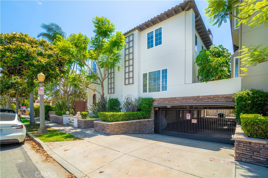 3833 Huron Ave. 1