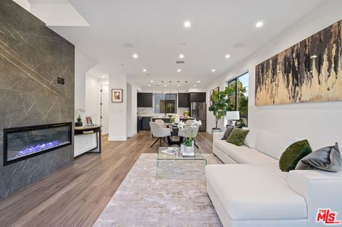 Photo of 18315 Collins Street, Tarzana, CA 91356 (MLS # 26855597)