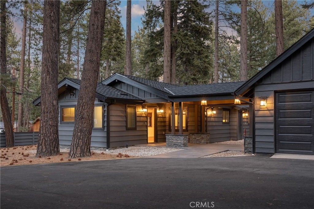 Photo of 42763 Cedar Avenue, Big Bear Lake, CA 92315 (MLS # IG26105692)