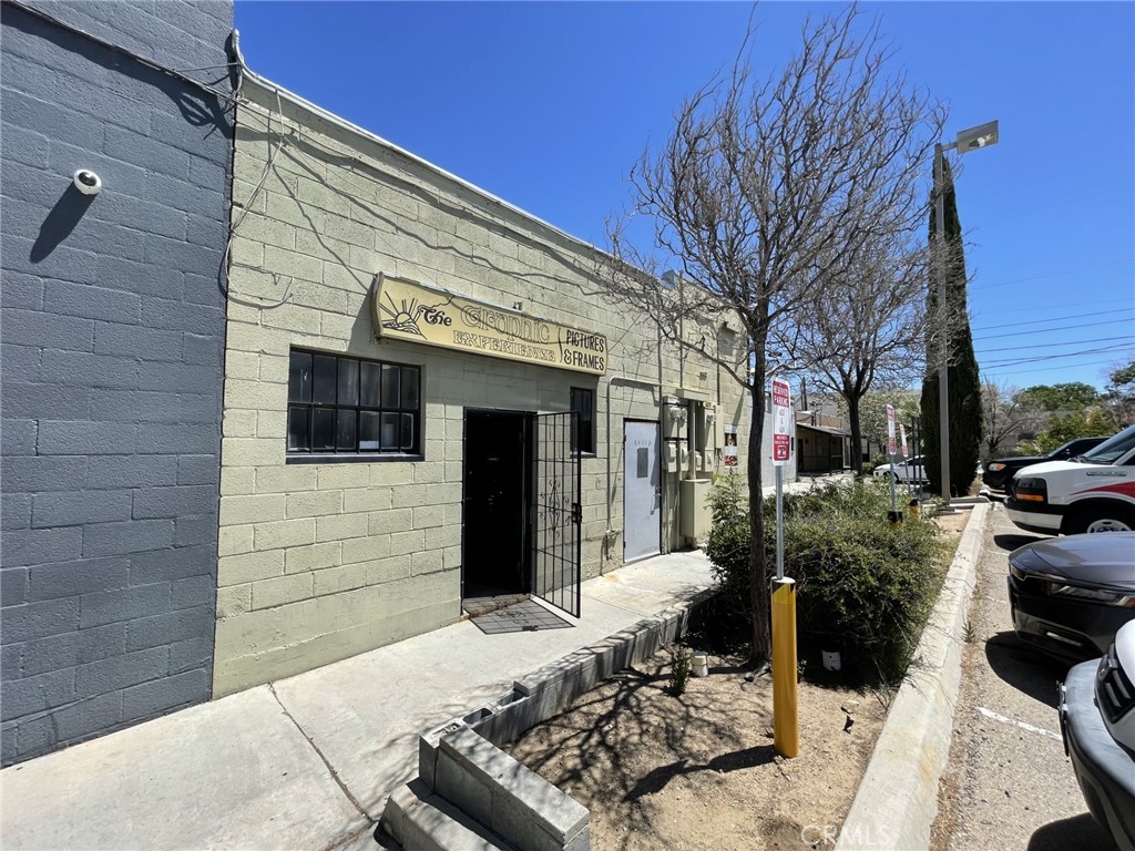 622 W Lancaster Blvd