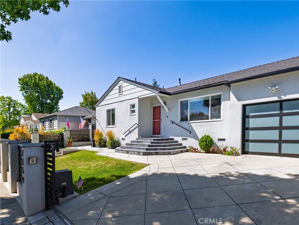 Photo of 7559 Midfield Avenue, Los Angeles, CA 90045 (MLS # SB25140006)