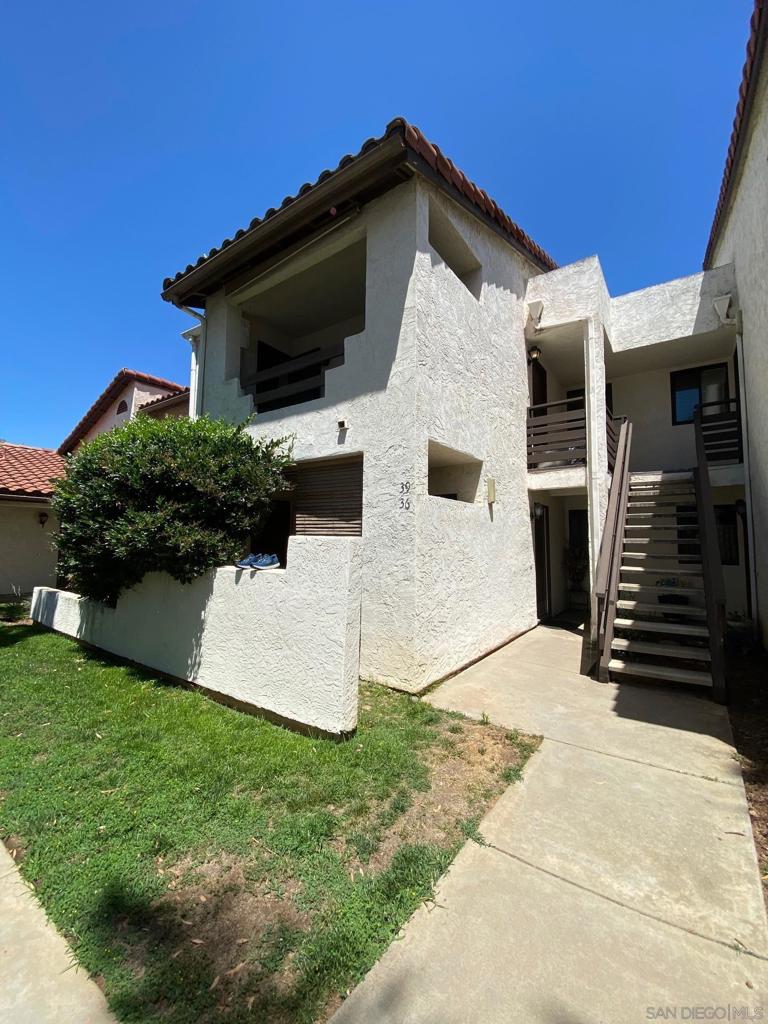 Bright top floor unit with balcony overlooking trees and open space. Great central South Escondido location with easy access to 15 freeway, restaurants and North County Mall. Electrical recently updated with new panel.