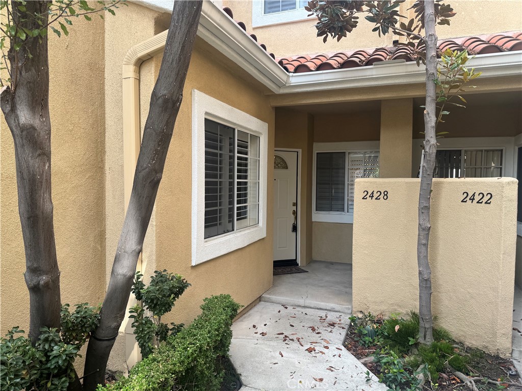 Beautiful 3-bedroom, 3-bathroom home in the gated Estancia community of Tustin Ranch. This 1,590 sq. ft. property features a spacious floor plan with a main-floor bedroom and full bath, a living room with fireplace, and an open kitchen with granite countertops. Upstairs bedrooms are generously sized, offering comfort and privacy.
Additional highlights include an indoor laundry room, large private patio, and attached 2-car garage with direct access. Estancia residents enjoy convenient access to freeways, The Marketplace, Tustin Ranch shopping, dining, and nearby Heritage Park.