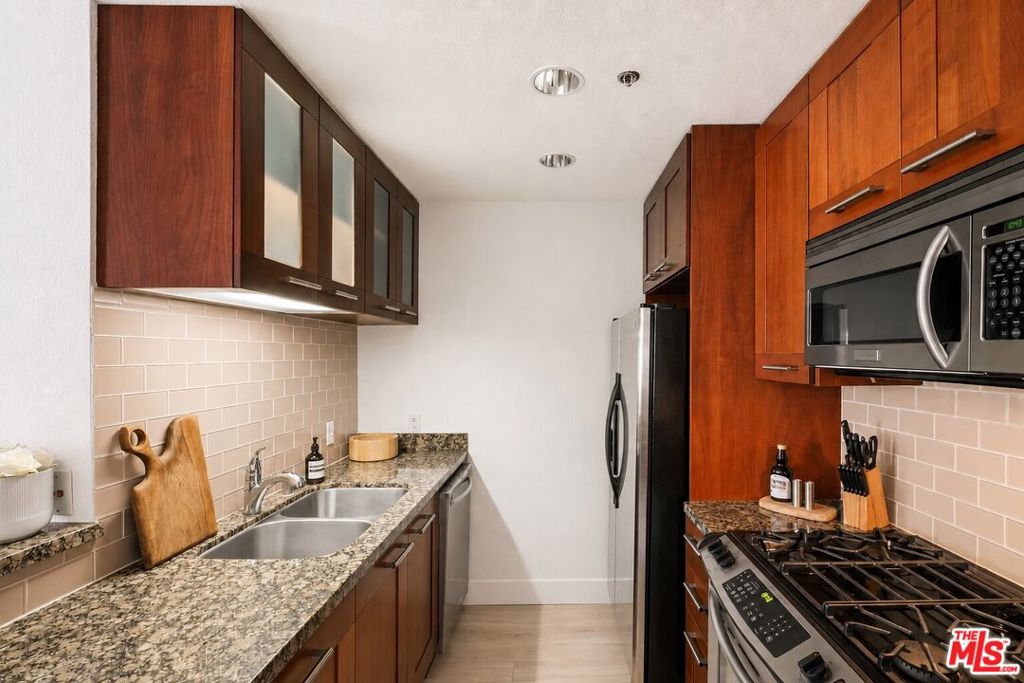585 N Rossmore Avenue 506