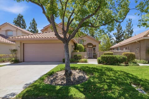 Photo of 40482 Calle Lampara, Murrieta, CA 92562 (MLS # SW26162367)