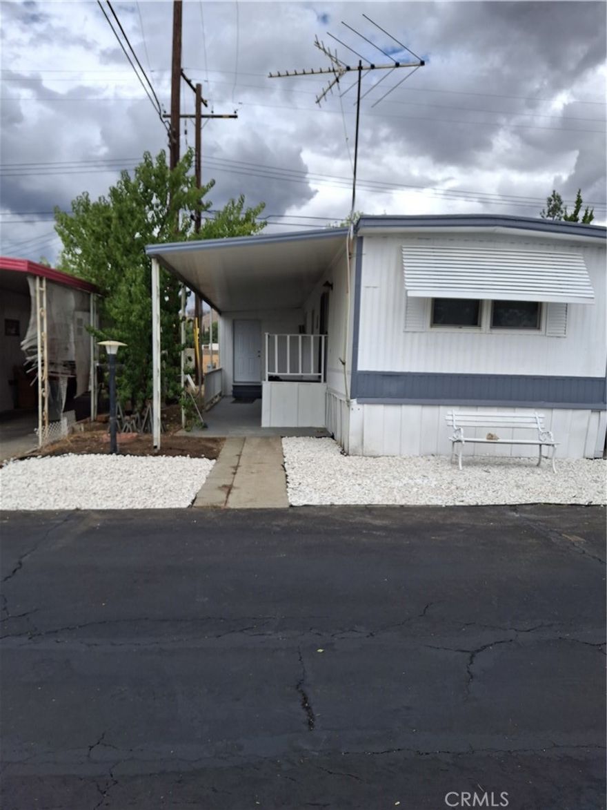 2 BEDROOM 1 BATH REMODELED UNIT WITH NEW FLOORING, PAINT, NEW AC UNIT WITH HEAT IN LIVING ROOM,  EACH BEDROOM ALSO AC WALL UNIT.   KITCHENT WITH MOVABLE ILAND WITH EXTRA STORAGE,  SPACIOUS BATHROOM WITH NEW VANITY AND FLOORING, BONUS ROOM FOR LAUNDRY ROOM,  PROPERTY HAS    PROPERTY IS READY TO MOVE IN !!!