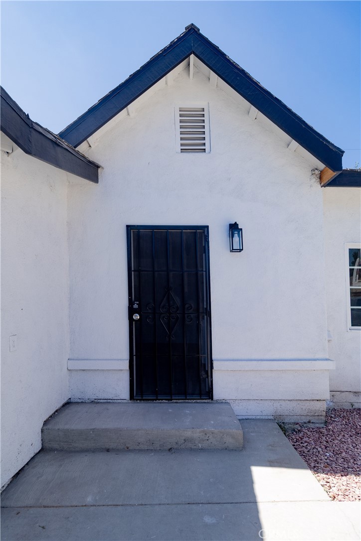 2317 Granada Ave B, South El Monte
Welcome to this three-bedroom, one-bathroom home in the heart of South El Monte! This beautifully updated residence features a renovated kitchen, brand-new windows, fresh interior paint, wooden flooring, and air conditioning for year-round comfort. Enjoy the convenience of two dedicated parking spaces and a prime location close to grocery stores, restaurants, schools, parks, and major freeways. Whether you're a first-time buyer or looking to downsize, this home offers comfort, style, and accessibility. Schedule your showing today!