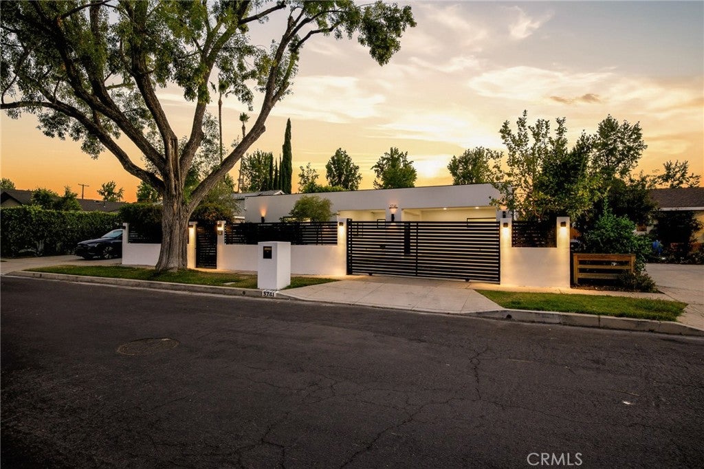 Photo of 5741 Ostrom AVE, Encino, CA 91316 (MLS # SR26150849)