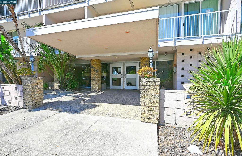1425 Lakeside Drive 101