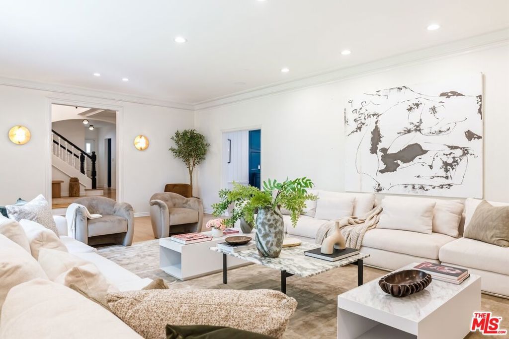 Photo of 628 N Sierra Drive, Beverly Hills, CA 90210 (MLS # 26665137)