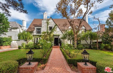 Photo of 628 N Sierra Drive, Beverly Hills, CA 90210 (MLS # 26665137)