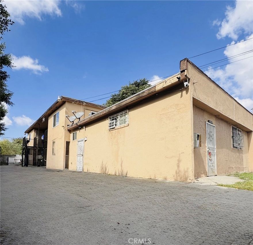 Great investment property in LA, priced RIGHT!!! 4 large units building, and bonus unit with a 3 bedrooms and 1 bath connects with Unit #1 making it a 5 bedrooms with 2 baths its location is first level to the right, a wall was removed connecting the 2 units in the 1, Unit #2; 2 bedrooms 1 bath, Unit #3; 2 bedrooms 1 bath and Unit#4; 2 bedrooms 1 bath. Each unit has a 1 parking space on the rear of the building, property located close to freeways, school, and shopping center.