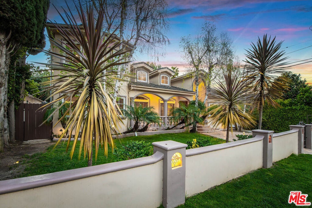 Photo of 4063 Benedict Canyon Drive, Sherman Oaks, CA 91423 (MLS # 26855913)