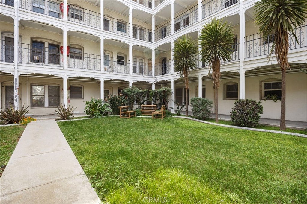 4125 S Figueroa 202