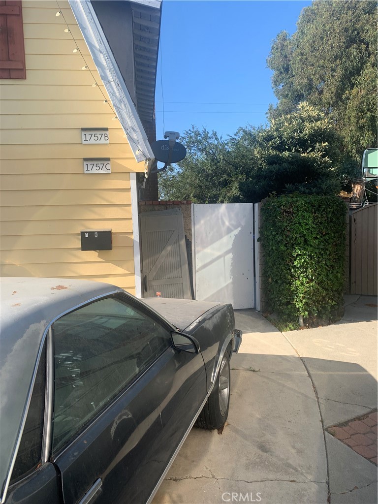 new 415 square feet ADU studio with private yard, On cult de sac very and nice neighborhood, very close to fwy, disneyland and shopping centers, washer and dryer, A/C unit, pantry, large closet area, built in island.