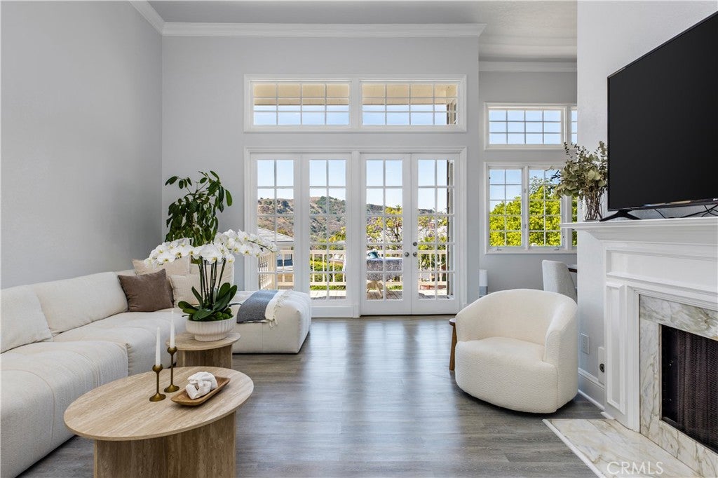 Photo of 2254 The Terrace TER, Brentwood, CA 90049 (MLS # SB26127615)