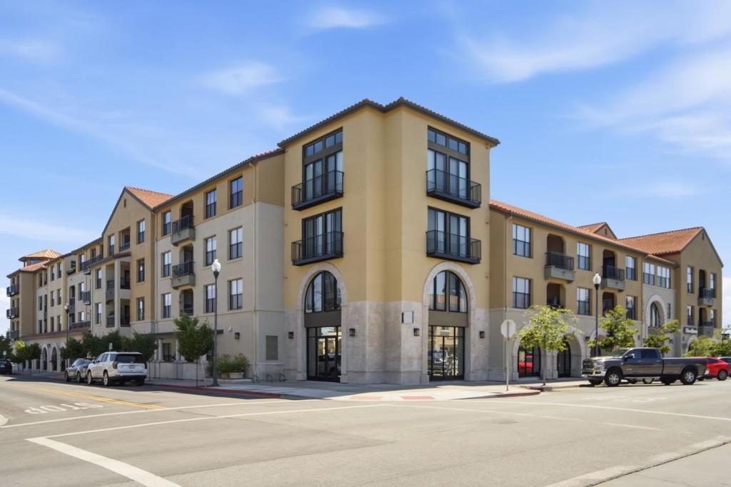 1001 Laurel Street 113