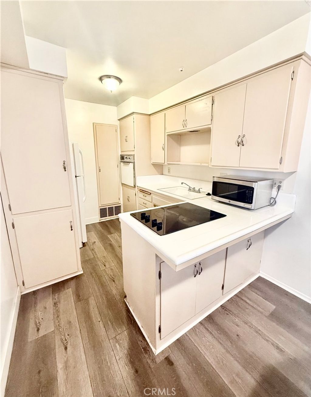 Photo of 211 E California Ave #B5, Glendale, CA 91206 (MLS # PW25251824)