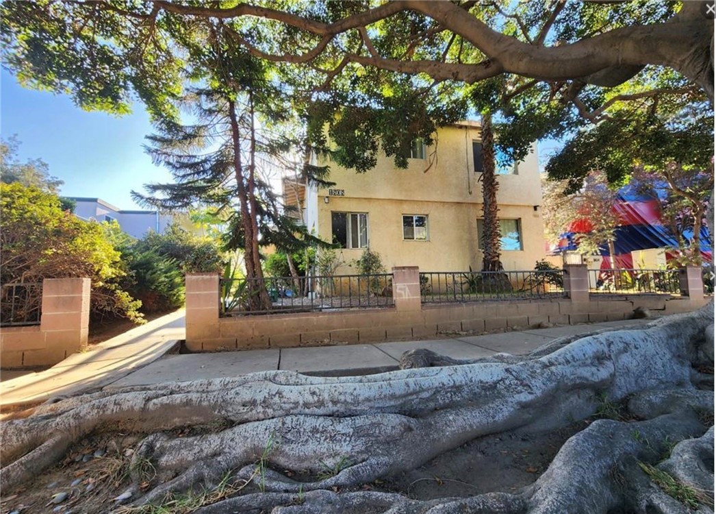 Great location for this 1 bedroom, 1 bathroom apartment in Santa Monica. Located on the top floor and in the middle of the building. Just off Lincoln Blvd and Pico you are short bike ride away from downtown Santa Monica or the Santa Monica Pier. There is a Whole Foods Market and a Gelson's Market close by too and your seconds away from the 10 Freeway.