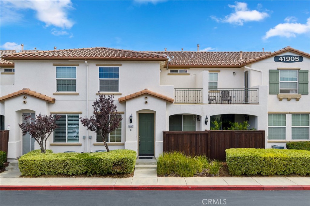 West Murrieta Condo for Rent
Discover this beautifully located 2-bedroom, 2.5-bathroom condo with a 2-car garage in the highly desirable area of West Murrieta.
Just a short walk to Murrieta Valley High School, the historic Downtown Murrieta, and a quick bike ride to Thompson Middle School, this home is perfectly situated for both convenience and lifestyle.
Inside, you’ll find over 1,400 sq. ft. of living space, featuring: fresh interior paint, brand new appliances.
• A welcoming front porch
• A spacious master bedroom with private balcony
• A generous loft area perfect for a home office, playroom, or extra lounge space
This West Murrieta condo offers comfort, function, and a prime location—ideal for all looking to enjoy the best of Murrieta living.