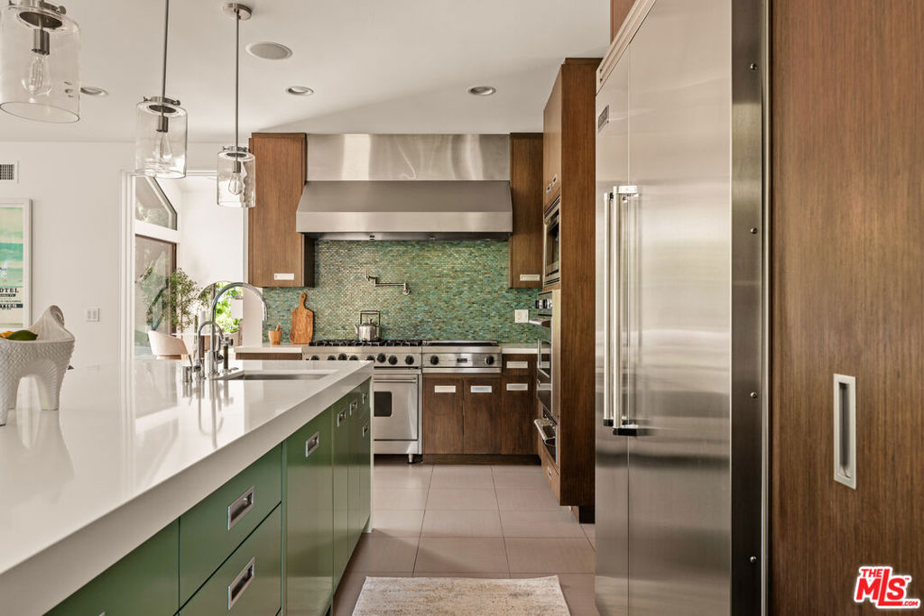 Properties 4 17352 Magnolia Boulevard