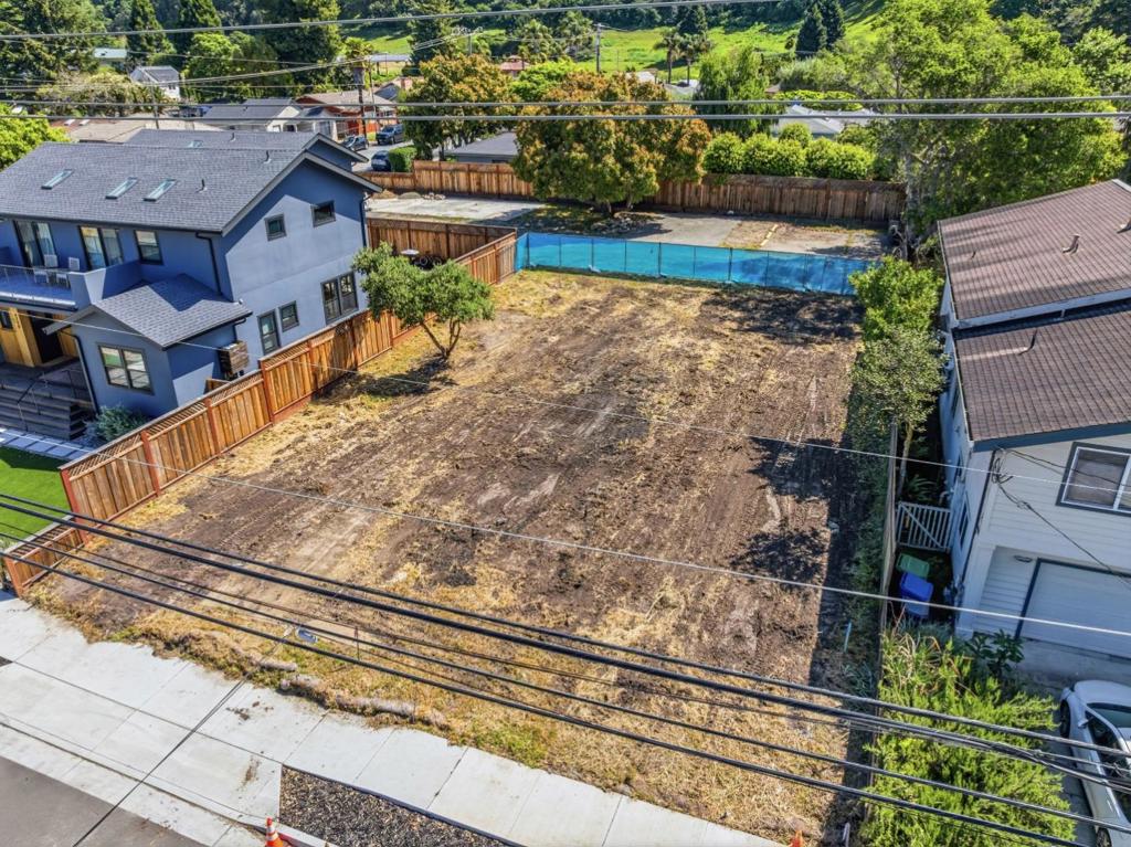 32343238 N Main Street
