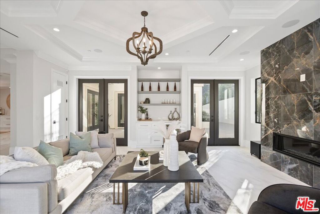 Properties 4 4351 Vanalden Avenue