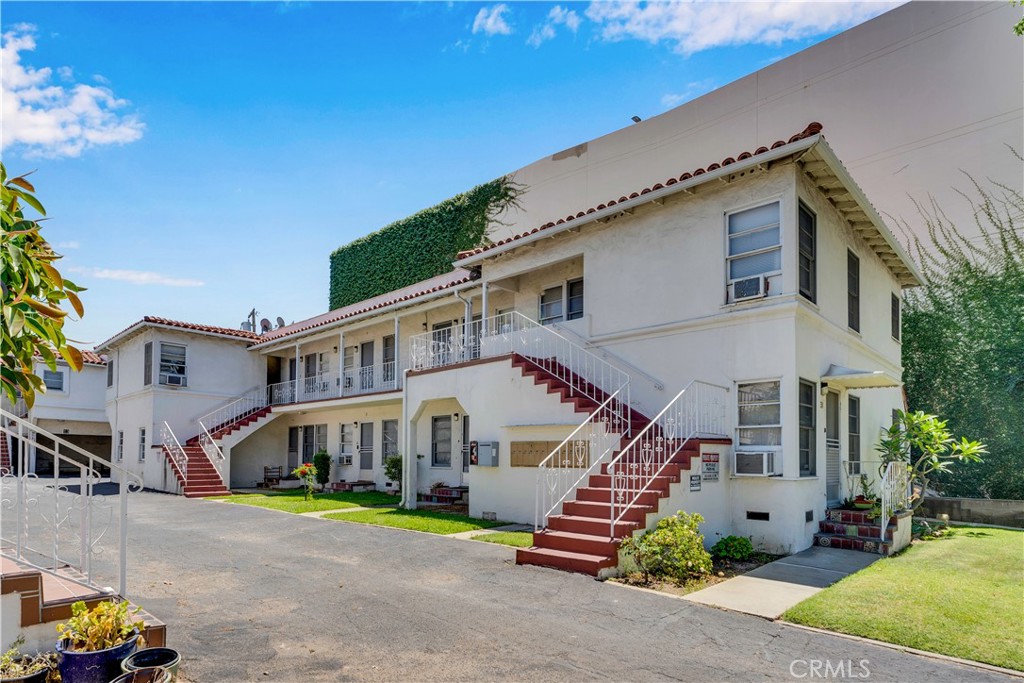 Beautiful, Clean, Studio apartment in the heart of
Alhambra. This apartment is within distance of grocery stores,
banks, restaurants, theatre, shopping, etc..
There is a laundry room on site.
complex with good neighbors in a good area. Living area is bright and
spacious, kitchen includes stove and fridge.
