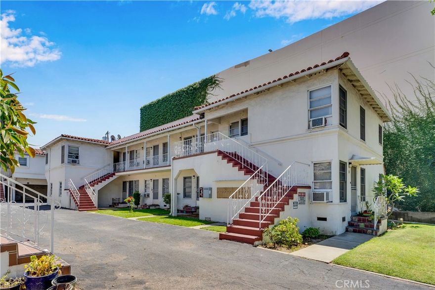 Beautiful, Clean, Studio apartment in the heart of

Alhambra. This apartment is within distance of grocery stores,

banks, restaurants, theatre, shopping, etc..

There is a laundry room on site. 

complex with good neighbors in a good area. Living area is bright and

spacious, kitchen includes stove and fridge.