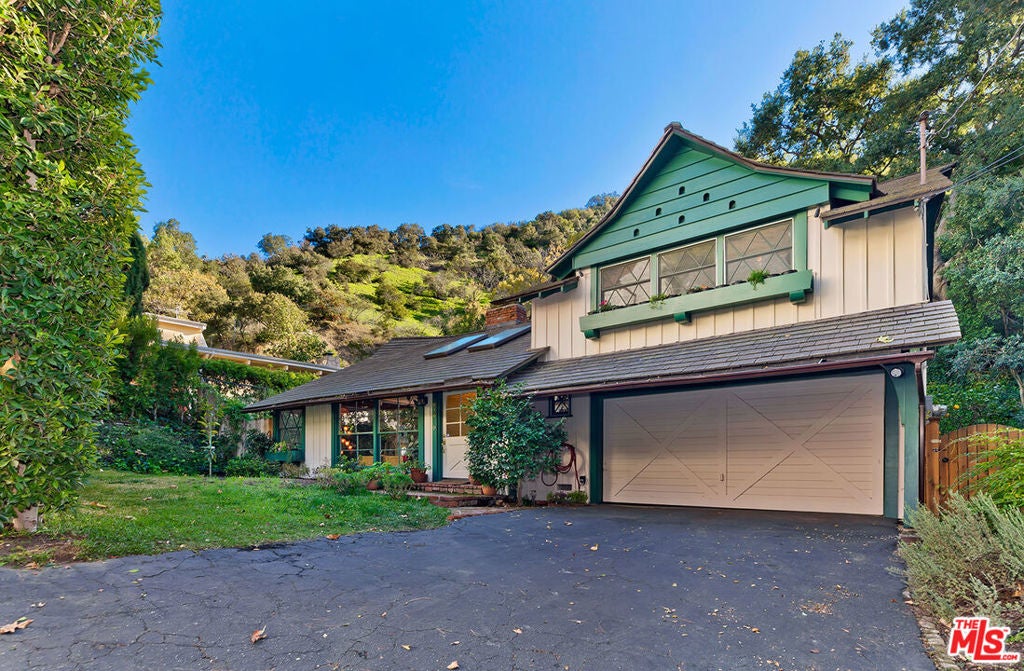 Photo of 9816 EASTON Drive, Beverly Hills, CA 90210 (MLS # 26995603)