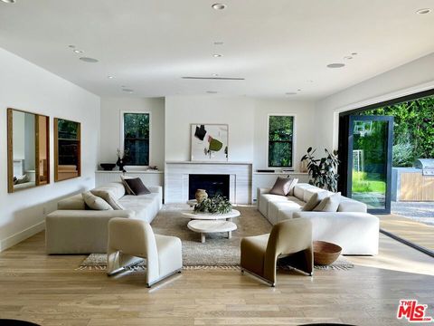 Photo of 3544 OCEAN VIEW Avenue, Los Angeles, CA 90066 (MLS # 26832973)